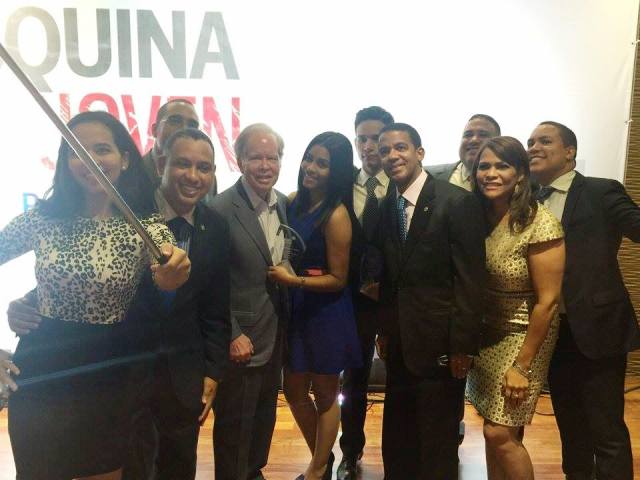 Joven Puertoplateña recibe premio “Merito Estudiantil” en evento organizado por el periódico Hoy