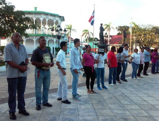 Realizan cadena humana en Plaza Independencia de Puerto Plata contra la corrupción y la impunidad