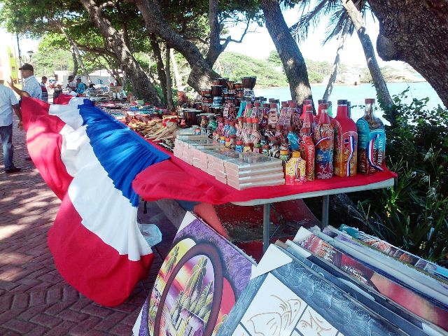 Critican atropello de autoridades contra vendedores de artesanías y otros productos en malecón de PP