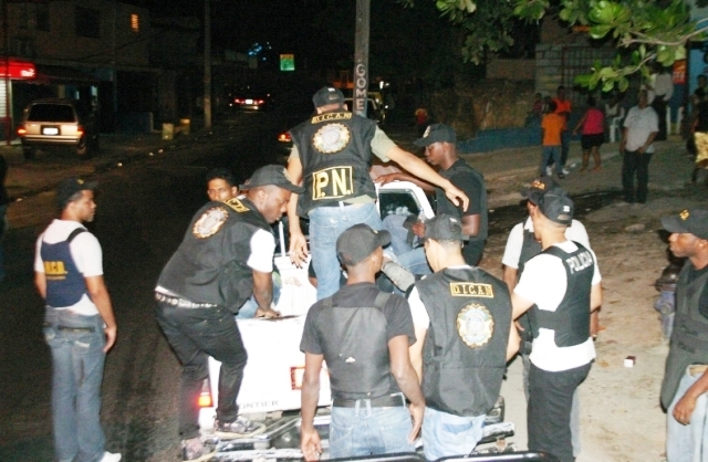 Desconocidos atacan a pedradas y botellazos a una fiscal, policías y una delta de la DNCD en Cabarete