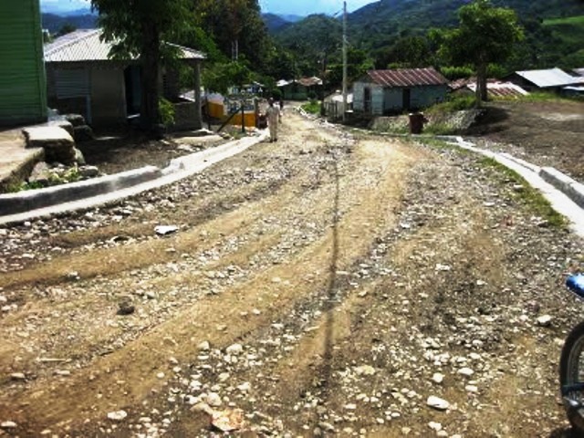 Apagones y malas condiciones de caminos vecinales atormentan a moradores en comunidad Barrabas de Imbert