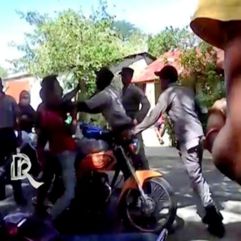 Agentes policiales golpea joven motoconchista y a una pasajera que llevaba en Sosúa sin ninguna justificación