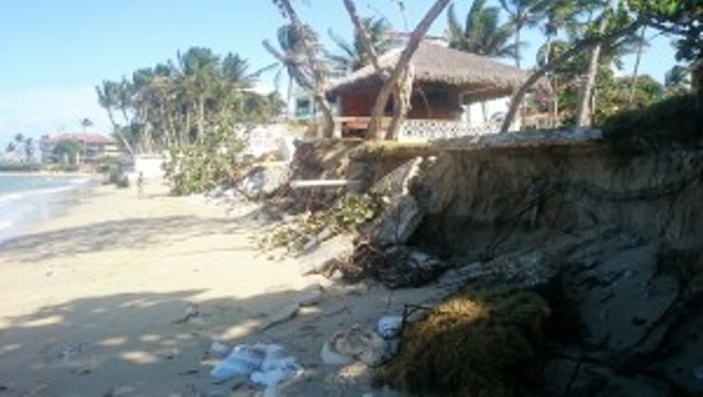 Denuncian erosión en playa Cabarete donde se practican deportes acuáticos por la depredación ambiental