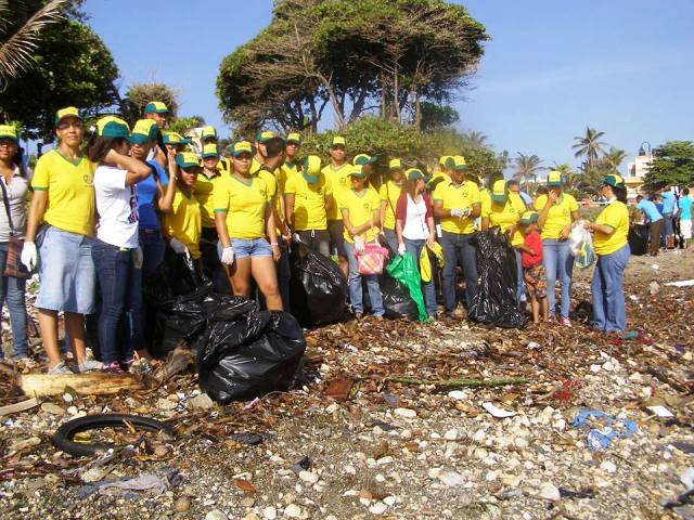 Recinto de UTESA en Puerto Plata se integró a la jornada de limpieza de playas
