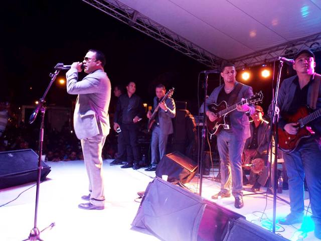 Bachatero Zacarías Ferreira impacta con presentación en el cierre de las fiestas patronales de Imbert