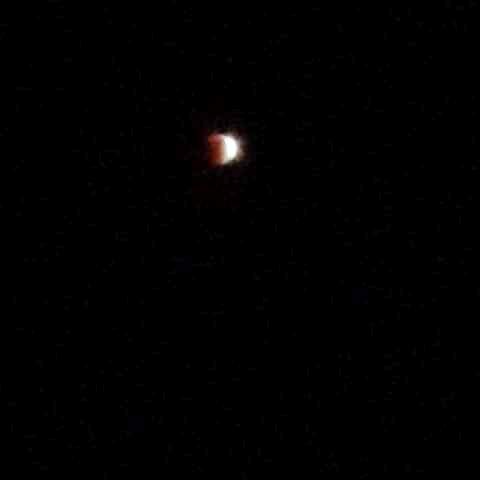 Puertoplateños observaron anoche el raro fenómeno astronómico de un eclipse y una superluna