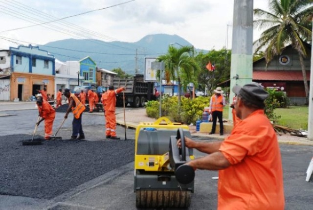 Ministerio de Obras Públicas realiza operativo de mantenimiento vial en varias avenidas de Puerto Plata