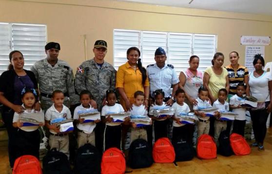 Comandante Base Aérea de Puerto Plata entrega uniformes, calzados y útiles escolares a los alumnos de colegio militar
