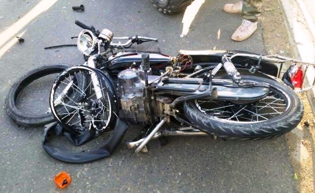 Mueren 2 personas tras yipeta arrollar motocicleta, jóvenes conducían auto atropellan mujer en centro histórico de Puerto Plata