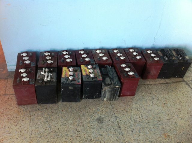 Agentes policiales retienen dos camionetas en Imbert que tenían baterías y artículos de metal robados