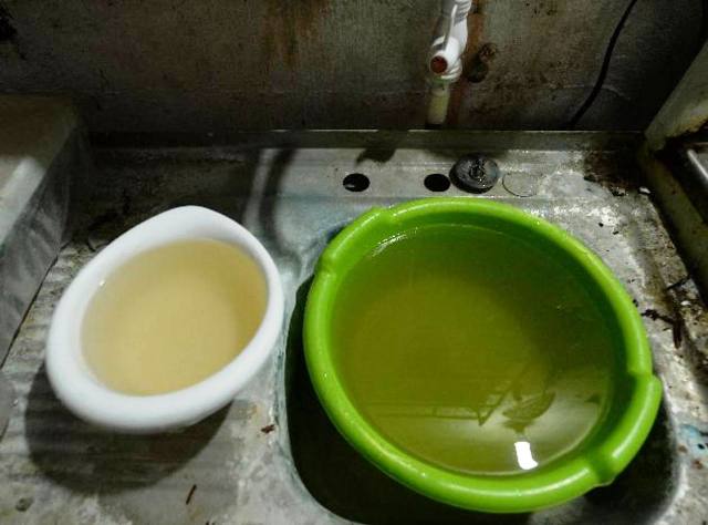 Residentes en sector Los Rieles de San Marcos denuncian agua potable llega con heces fecales y partículas extrañas