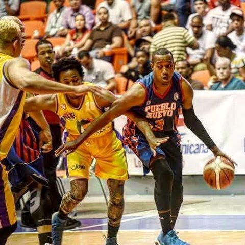 Kelvin (El Pollito) Peña, encestó anoche 20 puntos para contribuir con el segundo triunfo de su equipo