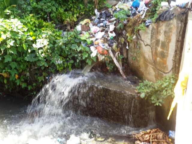 Ciudadanos de Puerto Plata están viviendo en zozobra por hedor en cañadas donde desaguan cloacas sanitarias