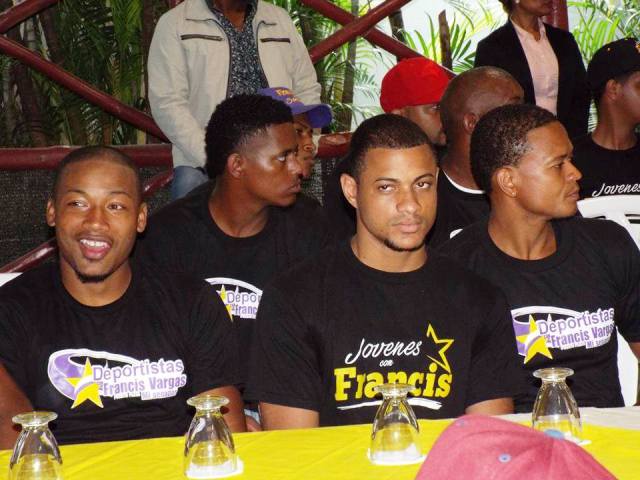 Juramentan movimiento de deportistas que apoyan candidatura del senador Francis Vargas