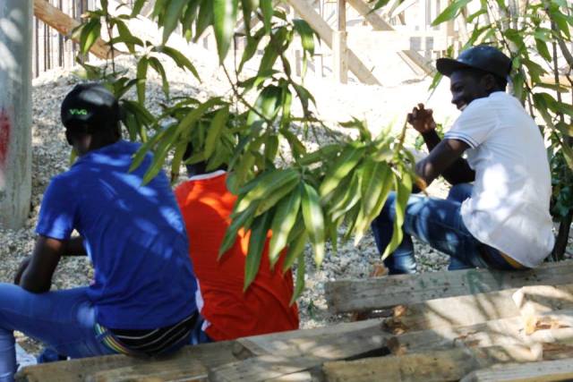 Autoridades de migración detienen a decenas de haitianos indocumentados en zona residencial de Puerto Plata