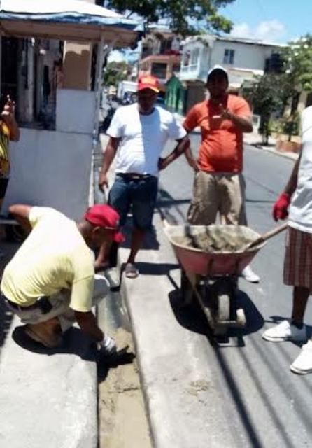 Carlos Troche hace posible construcción de aceras y contenes en sector Los Callejones