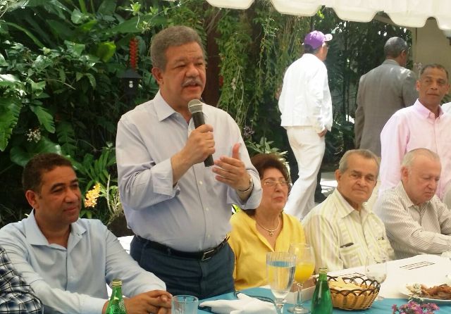 Leonel Fernández realiza encuentros en Puerto Plata y asegura que el PLD tiene dirigentes para manejar el Estado