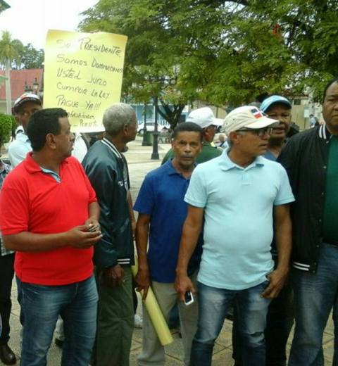 Ex trabajadores portuarios de Puerto Plata ocuparon momentáneamente catedral reclamando sus prestaciones