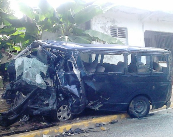 Choque entre yipeta y un minibús deja un muerto en Gaspar Hernández, otro accidente deja 6 heridos
