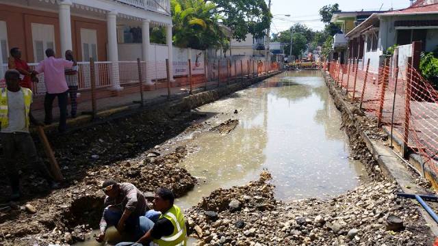 Sigue el abuso y la improvisación en el remozamiento del Centro Histórico de Puerto Plata