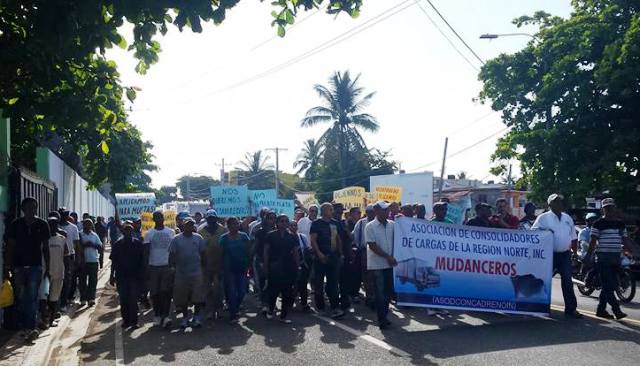 Mudanceros de la región Norte protestan en Puerto Plata contra medidas aduanales que califican de arbitrarias