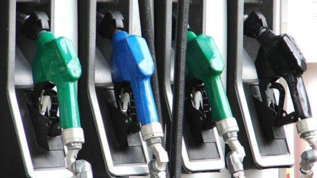 En vez de bajarlos, Gobierno opta por congelar precios de los combustibles