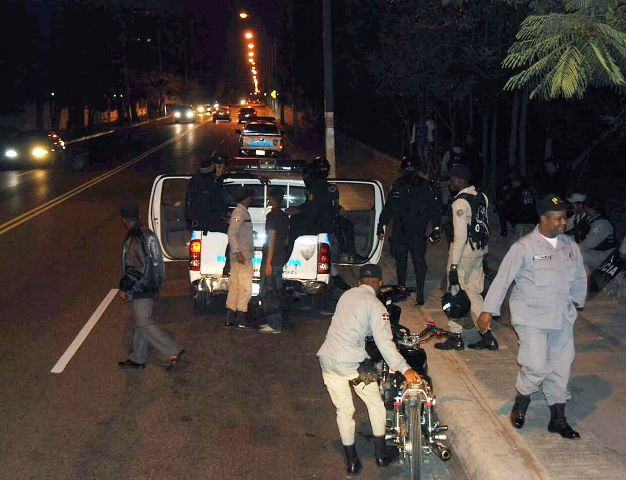 Policía Nacional arresta a 22 personas en operativos ocupa porciones de drogas, motocicletas y pistola ilegal