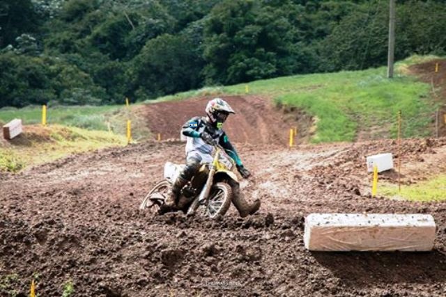 Pilotos puertoplateños Musa y Quiroz brillan en campeonato de motocross invernal
