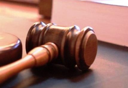 Tribunal impone prisión preventiva a estadounidense por explotación de menores y pornografía infantil