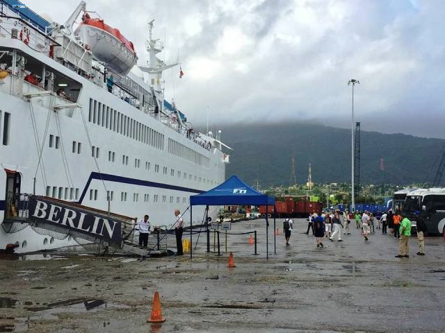 Llega crucero turístico al muelle de Puerto Plata, critican montones de basura en la entrada a esa terminal