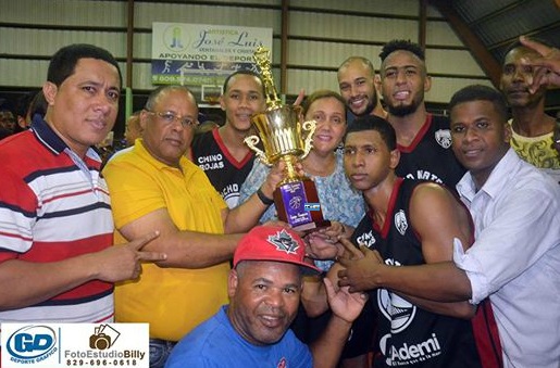 Equipo de Pancho Mateo se corona campeón del torneo de baloncesto superior en Montellano
