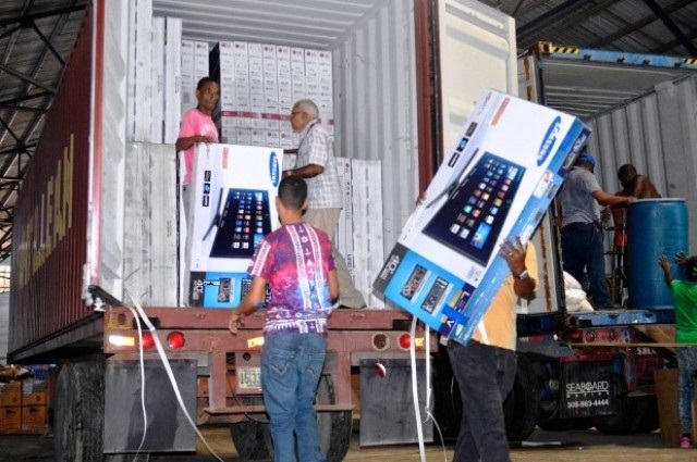 Subastarán electrodomésticos y otros artículos incautados de contrabando en el muelle de Puerto Plata
