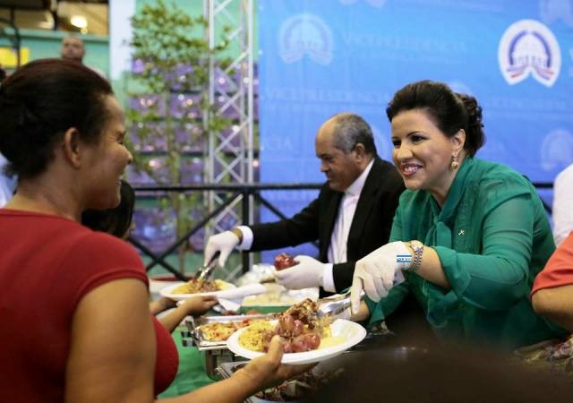 Vicepresidenta sirve y comparte almuerzo navideño con decenas de ciudadanos en Puerto Plata