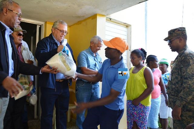 Director del CEA entrega ayudas a damnificados en comunidades de Imbert afectadas por inundaciones