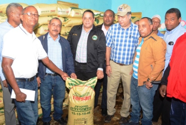Gobierno entrega mil 400 quintales de abono a productores parte oeste de Puerto Plata