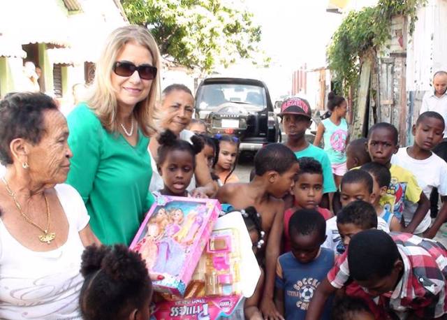 Gobernación de Puerto Plata entrega juguetes a niños de familias desalojadas en Maggiolo, además de otros sectores