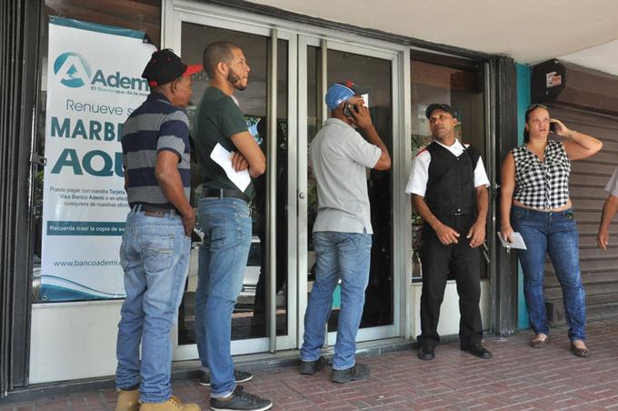 A horas de expirar plazo ciudadanos acuden en masa a estafetas para renovar marbetes de vehículos