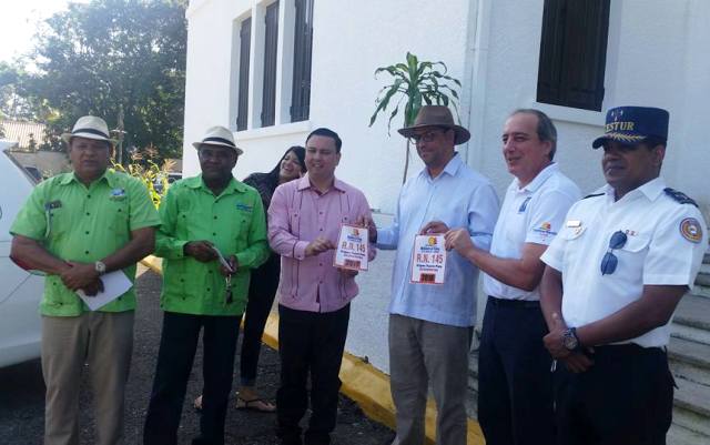 Turismo a través del departamento de empresas y servicios inicia en Puerto Plata rotulación unidades de taxis