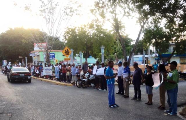 En Montellano realizan cadena humana exigiendo varias reivindicaciones y la atención urgente del gobierno