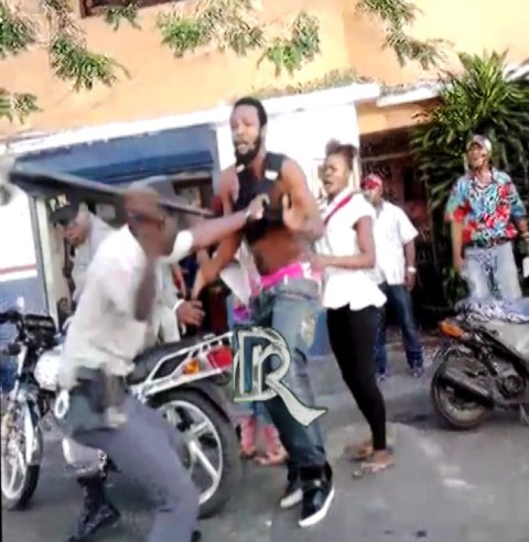 Causa indignación a través de redes sociales golpiza que le dio agente policial a un joven en Sosúa