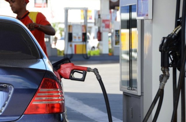 Disponen una leve rebaja en los precio de los combustibles líquidos y los gases son congelados