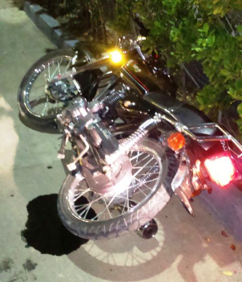 Se accidentan tres jóvenes al deslizarse la motocicleta donde viajaban, desconocidos roban moto a locutor
