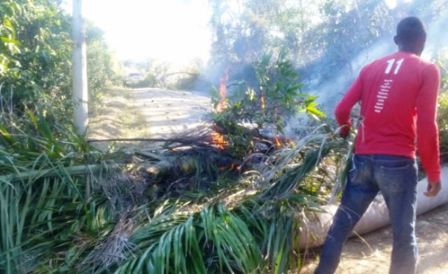 Protestan en Vuelta Larga contra desalojo de unos terrenos, dejan sin efecto huelga por agua potable en Candelón de Luperón