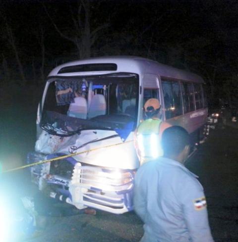¡Qué Tragedia! Choque entre una motocicleta y autobús de pasajeros deja tres muertos y un herido en Imbert