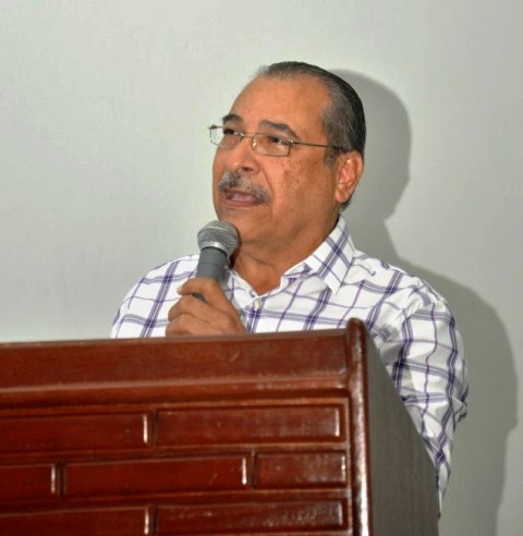 Gobernador de Puerto Plata exhorta a hoteleros de Playa Dorada a honrar compromiso con vendedores de artesanías
