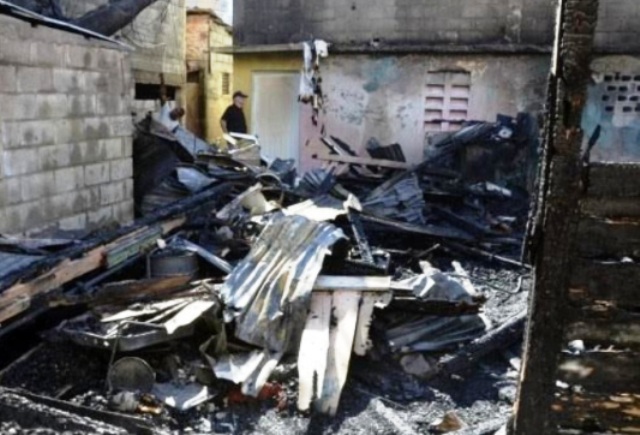  Voraz incendio reduce a cenizas cuatro viviendas en un sector humilde del municipio de Sosúa