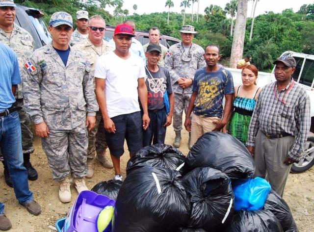 Comandante Base Aérea de Puerto Plata acude en auxilio de afectado por incendio y distribuye agua potable en camiones