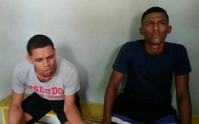 Policía captura a dos jóvenes que realizaban atracos a mano armada en un passola en Puerto Plata