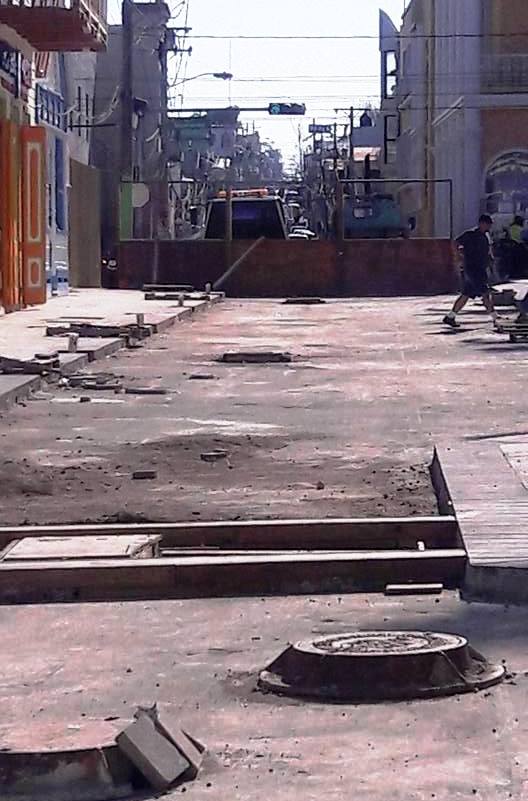 Condenan caos e incomodidad por paralización trabajos remoción del centro histórico de Puerto Plata