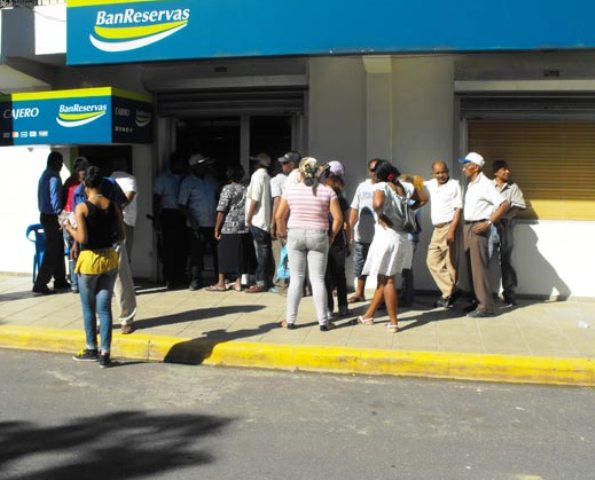 Empleados públicos de Puerto Plata todavía no han cobrado salario correspondiente a enero